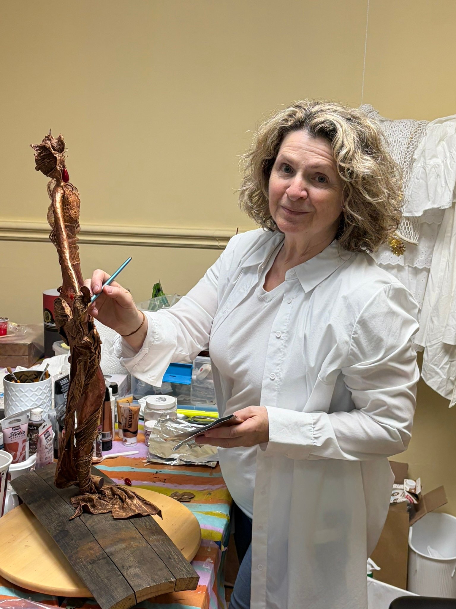 Francine Jodoin créant une oeuvre d'art.